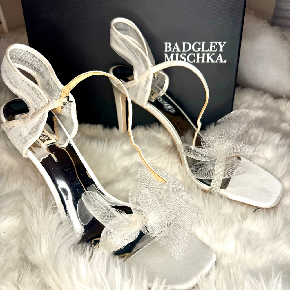 NEW Badgley Mischka Size 13 white embellished bow strappy heels sandals